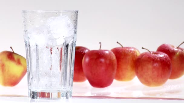 Наливание яблочного сока — стоковое видео