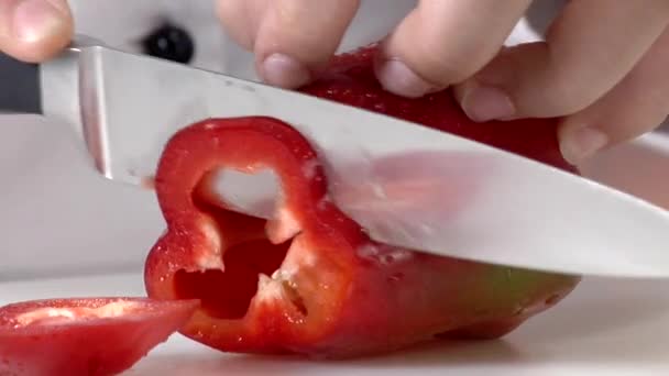 Cortar un pimiento rojo — Vídeo de stock