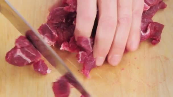 Corte de carne em cubos grandes — Vídeo de Stock