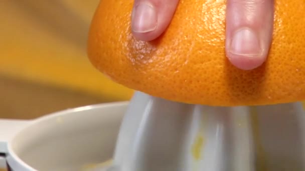 Сожмите апельсин с цитрусовым сжимателем — стоковое видео