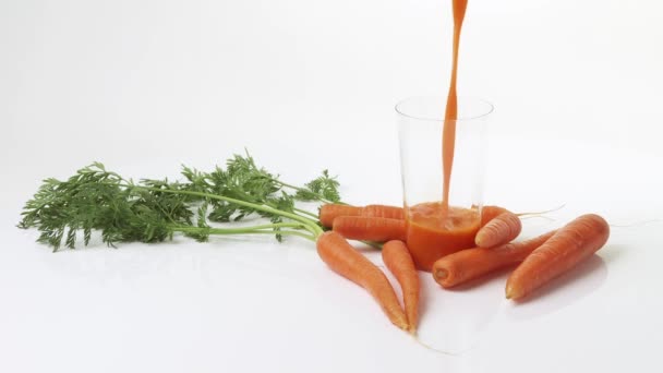 Carottes et jus fraîchement pressés — Video