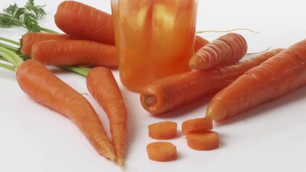 Morötter och färsk pressad juice — Stockvideo