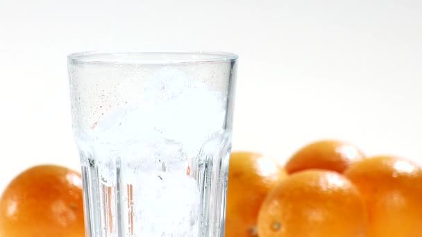 Despejar suco de laranja — Vídeo de Stock