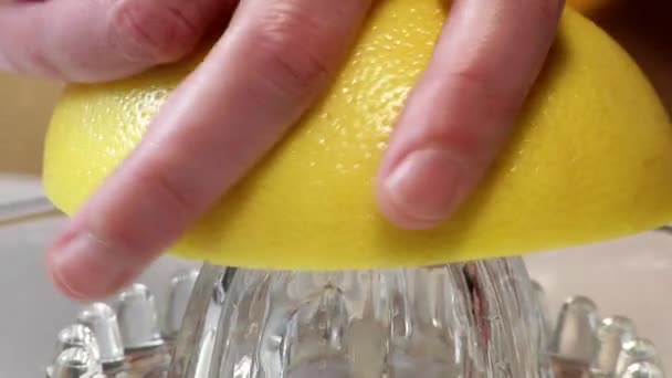 Knijpen een grapefruit — Stockvideo
