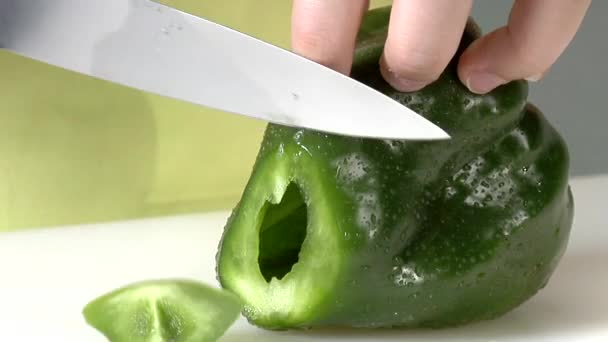 Κοπή πράσινη πιπεριά — Αρχείο Βίντεο