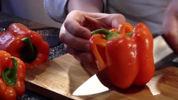 Coring en röd paprika — Stockvideo