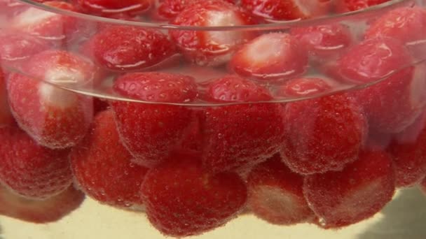 Strawberry punsch i skål — Stockvideo