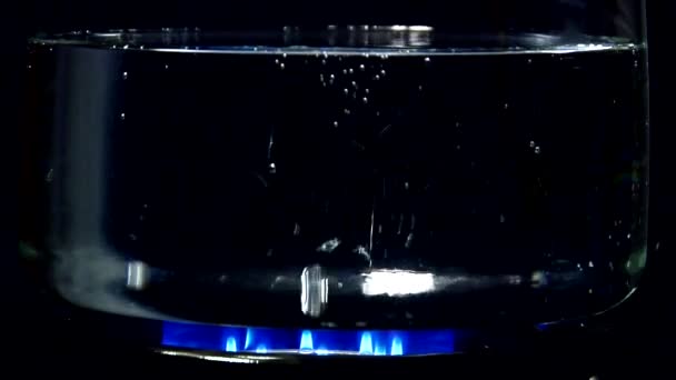 Acqua bollente in pentola di vetro — Video Stock