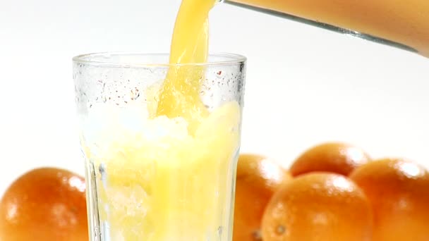 Nalil do sklenice pomerančové šťávy — Stock video
