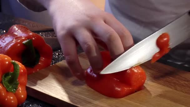 Cortar un pimiento rojo fresco — Vídeo de stock