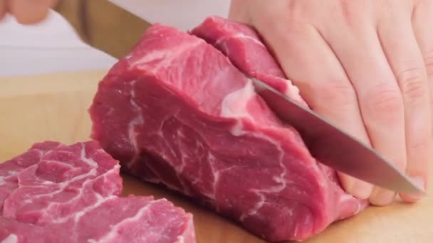 Cortar um ombro de carne de vaca — Vídeo de Stock