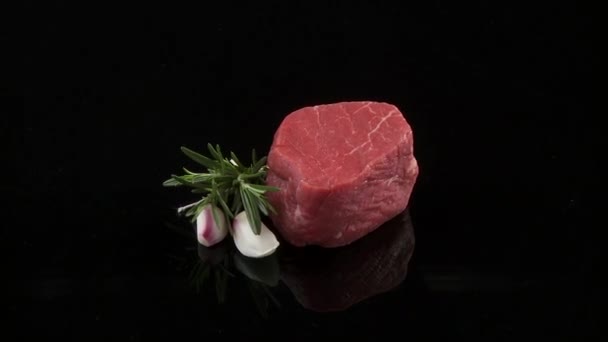 Rundvlees filet met knoflook — Stockvideo