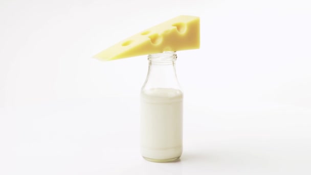 牛奶和一块奶酪 — 图库视频影像