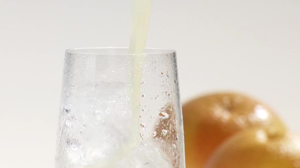 Verter zumo de pomelo en un vaso — Vídeo de stock