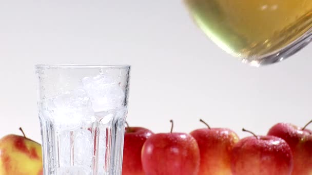 Розливу яблучного соку — стокове відео