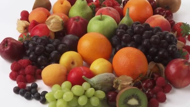 Verschiedene Früchte auf weißem Hintergrund — Stockvideo
