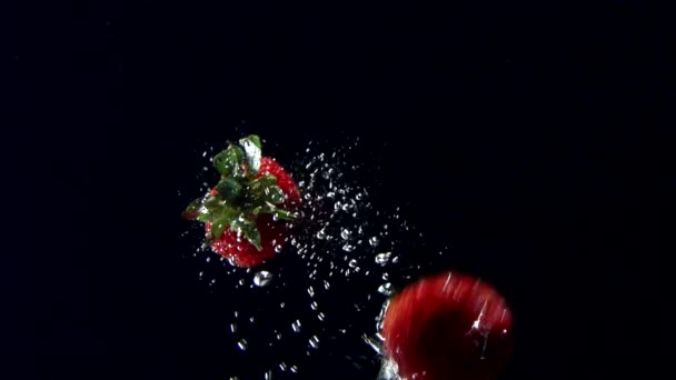 Aardbeien drijvend in water — Stockvideo