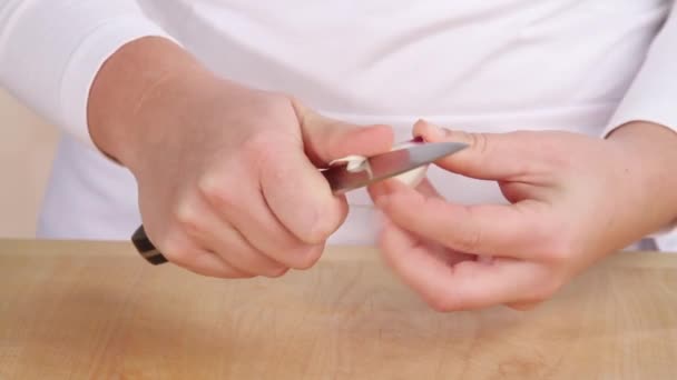 Person peeling garlic — Stock Video