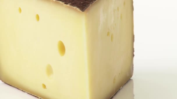 Trozo de queso duro — Vídeos de Stock