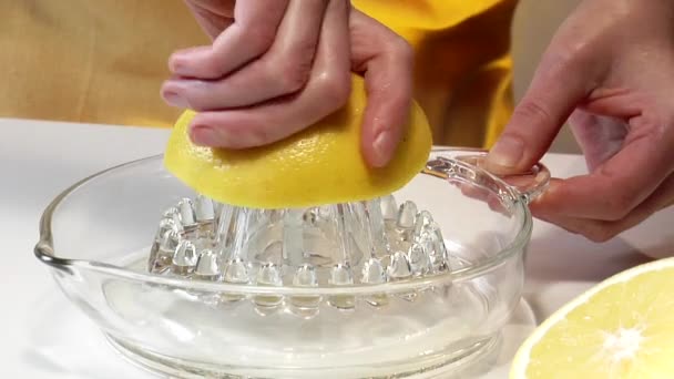 Person squeezing lemon — Stock Video