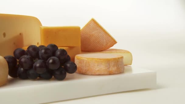 Διάφορα τυριά με σταφύλια — Αρχείο Βίντεο