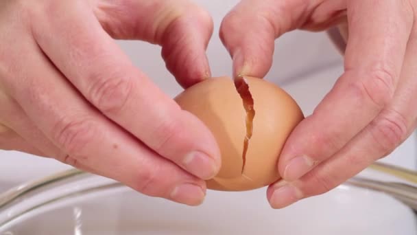 Separating an egg — Stock Video