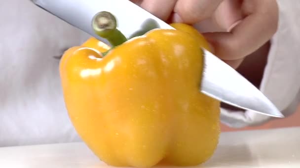 Coring yellow pepper — Stock Video