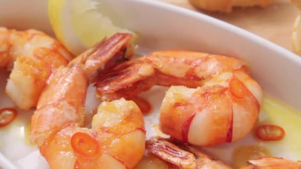 Fried garlic prawns — Stock Video