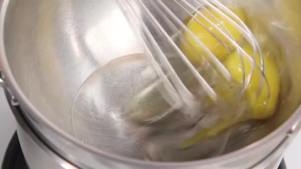 Eier werden im Wasserbad verprügelt — Stockvideo