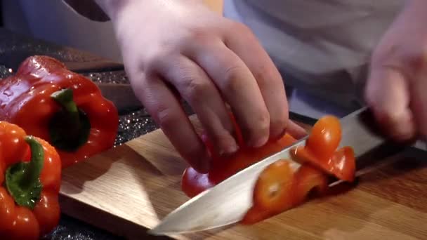 Cortar un pimiento rojo fresco — Vídeo de stock