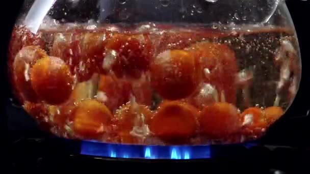 Tomatoes in boiling water — Stock Video