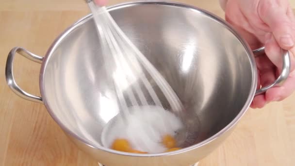 卵の黄身と砂糖を whisking — ストック動画