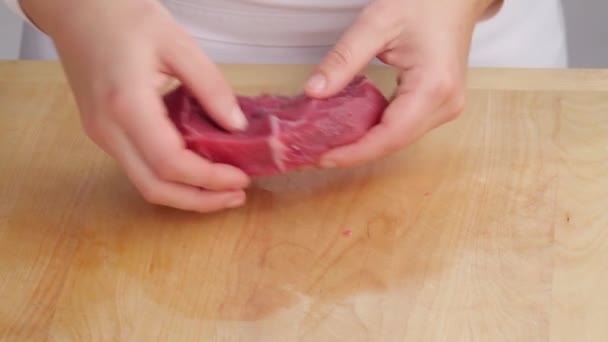 Rundvlees wordt in blokjes gesneden op tafel — Stockvideo