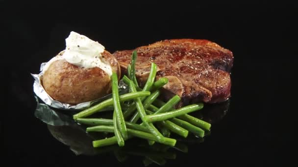 Fried steak with beans and potato — Stock Video