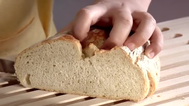 Affettare un pezzo di pane — Video Stock