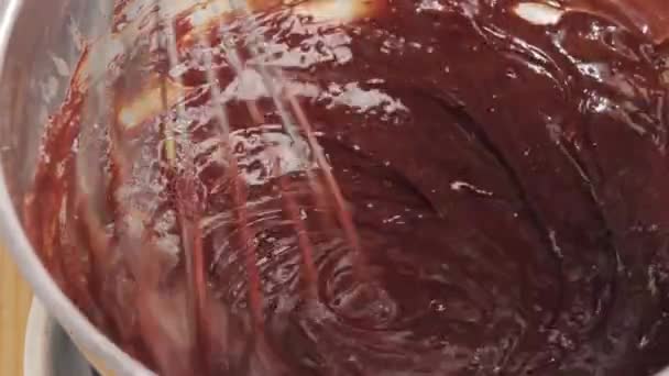 Schmelzende Schokolade unter ständigem Rühren — Stockvideo