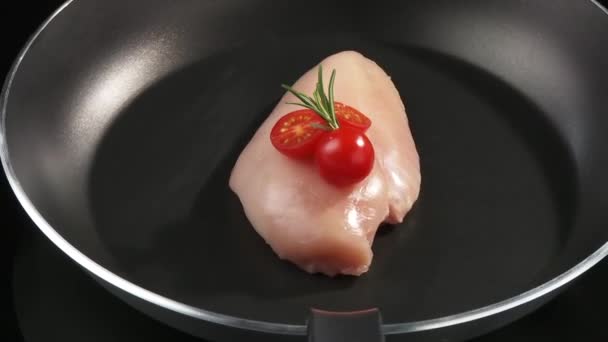 Peito de frango em uma frigideira — Vídeo de Stock