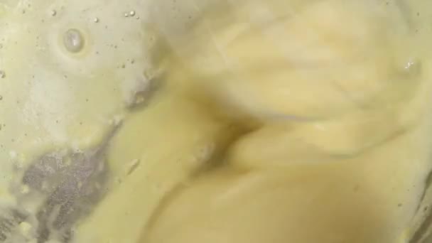 Ovos sendo espancados em tigela — Vídeo de Stock
