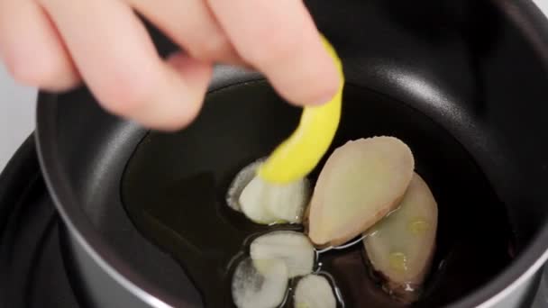 Placing lemon zest in a saucepan — Stock Video