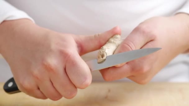 Peeling Gember wortel — Stockvideo