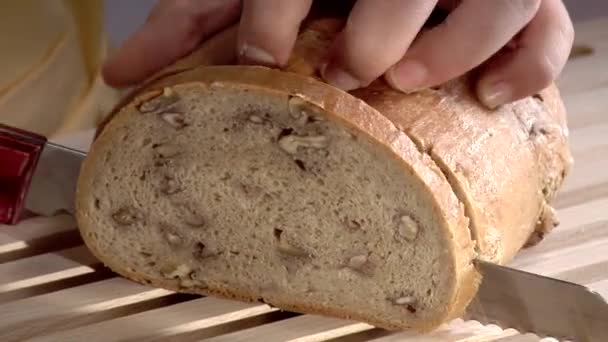 Slicing walnut bread — Stock Video