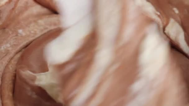 Crema plegable en mezcla de chocolate — Vídeo de stock