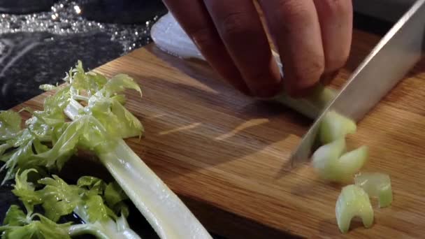 Chef slicing celery — Stock Video