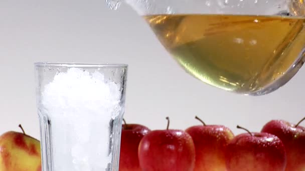 Налить яблочный сок в стакан — стоковое видео
