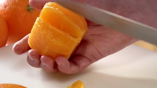 Segmentar naranja en tabla de cortar — Vídeo de stock