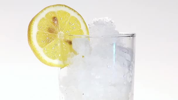 Verser le jus de pomme dans le verre — Video