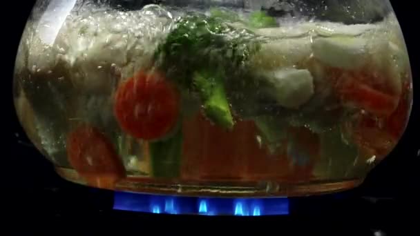 Овощи, кипяченные в воде — стоковое видео