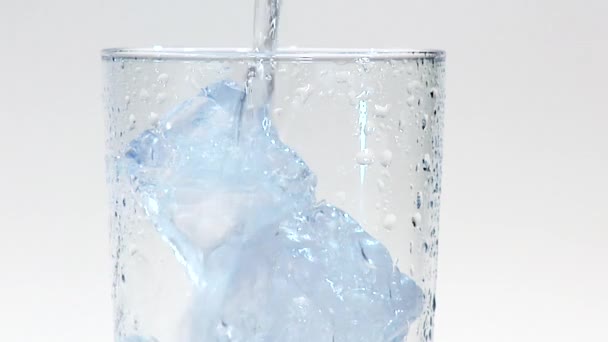 Mineralwasser in ein Glas gießen — Stockvideo