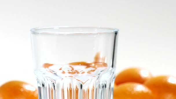 Jus d'orange gieten in een glas — Stockvideo