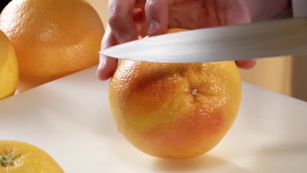 Slicing pink grapefruit — Stock Video